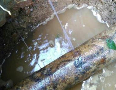 顺城楼顶渗水维修公司分享下地暖漏水的原因及检测方法。